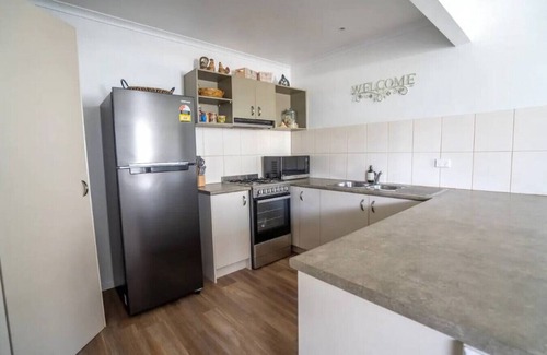 Redan Cabaña | RED007 · The Country Cottage: Leafy Ballarat Hideaway