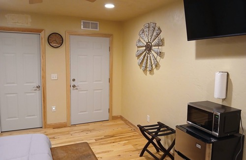 Butte Des Morts Casa | Redbrick Inn Hickory Suite