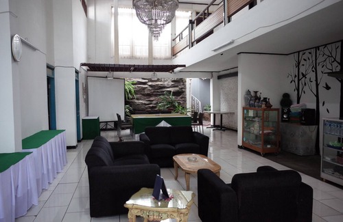 Sukabumi Casa | RedDoorz near Alun-alun Kota Sukabumi