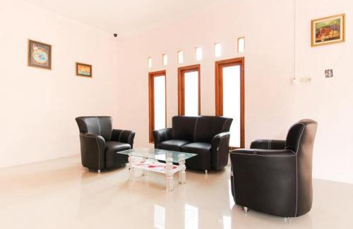 Banjarsari Casa | RedDoorz near Balekambang City Park