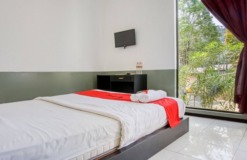 Sidomulyo Hotel | RedDoorz near Paralayang Batu