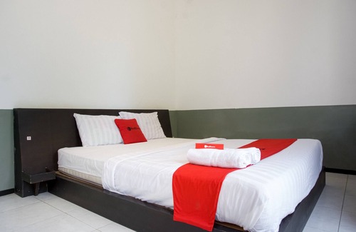 Sidomulyo Hotel | RedDoorz near Paralayang Batu