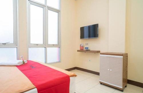 Tangerang Hotel | RedDoorz near Stasiun Tangerang