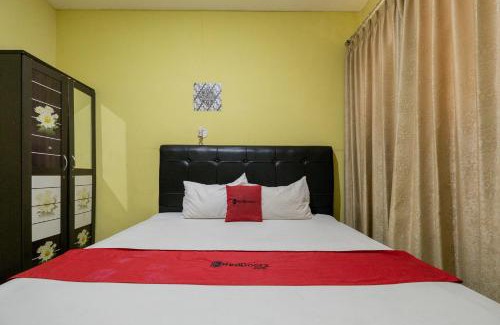Darmo Casa | RedDoorz near Surabaya Town Square