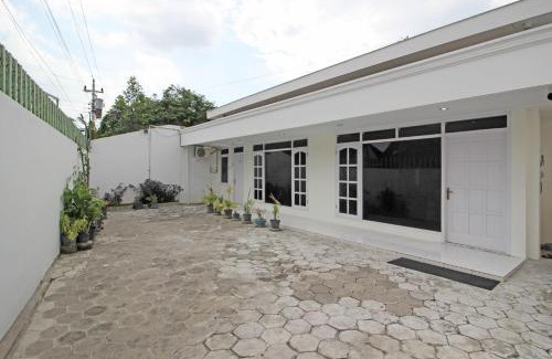 Banjarsari Casa | RedDoorz near Terminal Tirtonadi