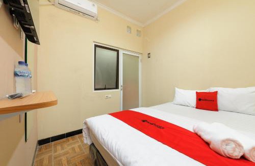 Bogor Selatan Hotel | RedDoorz near The Jungle Waterpark Bogor