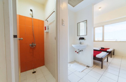 Tatalon Hotel | RedDoorz Plus @ E Rodriguez Corner Banawe