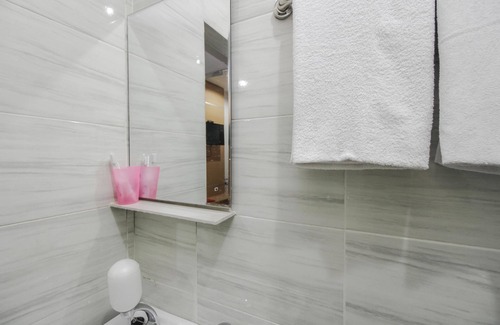 Bekasi Hotel | RedDoorz Plus near Galaxy Bekasi