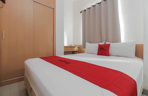 Bekasi Hotel | RedDoorz Plus near Galaxy Bekasi