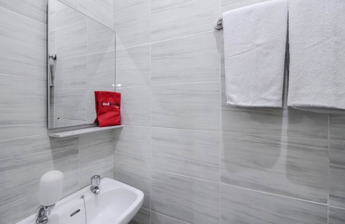 Bekasi Hotel | RedDoorz Plus near Galaxy Bekasi