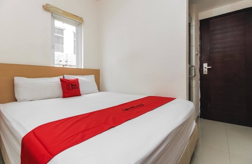 Bekasi Hotel | RedDoorz Plus near Galaxy Bekasi