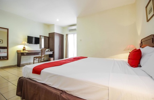 Palmerah Hotel | RedDoorz Plus near GBK Senayan