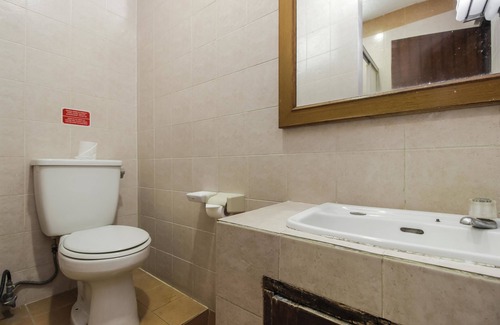 Palmerah Hotel | RedDoorz Plus near GBK Senayan
