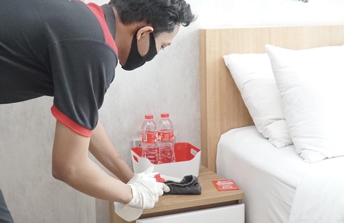 Palmerah Hotel | RedDoorz Plus near GBK Senayan