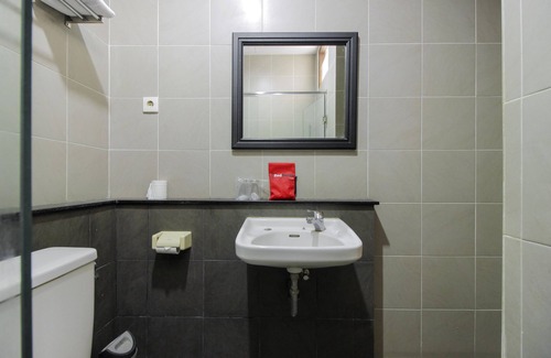 Palmerah Hotel | RedDoorz Plus near GBK Senayan