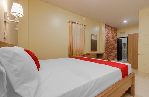 Manado Hotel | RedDoorz Plus near Pantai Malalayang Manado