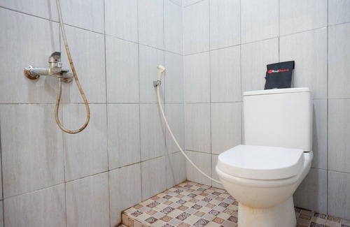Cilacap Casa | RedDoorz Plus near Stadion Wijaya Kusuma