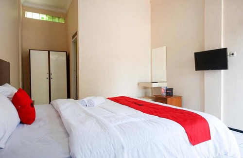 Cilacap Casa | RedDoorz Plus near Stadion Wijaya Kusuma