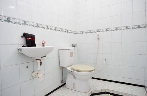 Cilacap Casa | RedDoorz Plus near Stadion Wijaya Kusuma