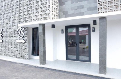 Medan Casa | RedDoorz Plus near UNIMED Medan
