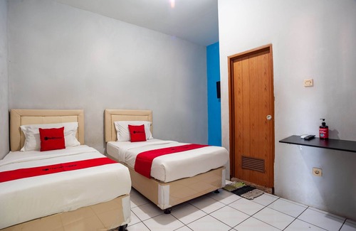 Depok Hotel | RedDoorz Syariah near Margonda Raya