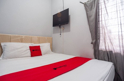 Depok Hotel | RedDoorz Syariah near Margonda Raya