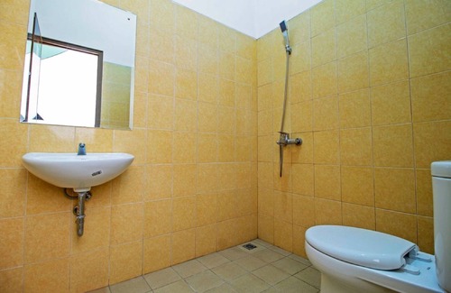 Jakarta Hotel | RedDoorz Syariah near Mercu Buana University
