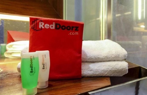 Jakarta Hotel | RedDoorz Syariah near Mercu Buana University