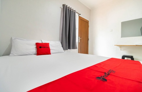 Bendungan Hilir Hotel | RedDoorz @ Tondano Benhil