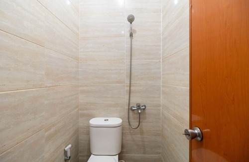 Bendungan Hilir Hotel | RedDoorz @ Tondano Benhil