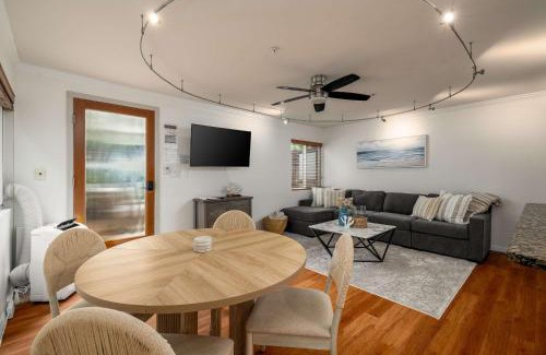 Village of La Jolla Apartamento | REDECORATED - Seaside Dream - Jacuzzi - Patio