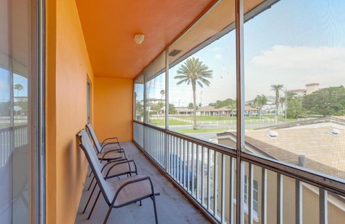 Sunset Reef Apartamento | Redington Shores Condo - Walk to the Beach!