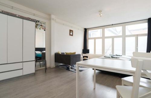 Red Light District Apartamento | RedLight District Private Smokers Friendly Studio