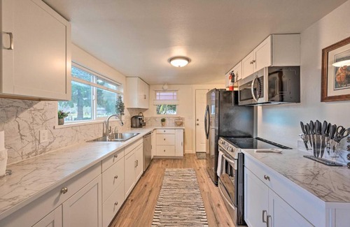 Redmond Casa | Redmond Farmhouse on 2 Acres with Deck and Grill!