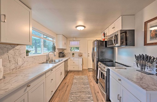 Redmond Casa | Redmond Farmhouse on 2 Acres w/ Deck & Grill!