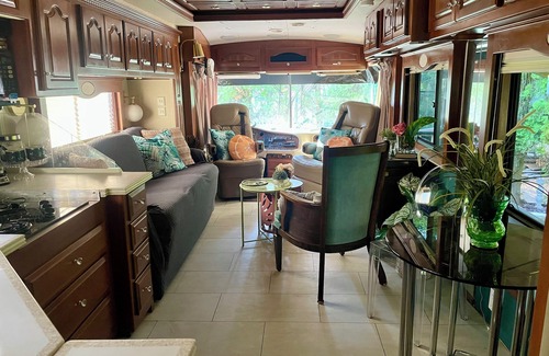 Willoughby Casa | Redneck Motor Palace - Hot Tub!