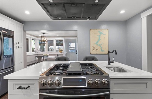 Coeur d'Alene Cabaña | Redone cottage w/hottub walking to everything downtown!