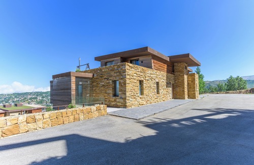 Kfardebian Apartamento | Haven's 1-BR Apt in Redrock Batroun