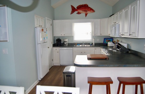 Ocean Isle Beach Casa | Tarifas fuera de temporada a largo plazo - Hermosa casa de 4 camas Island Park en Water-Sleeps 8