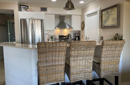 Folly Beach Condominio | ¡96 Mariners Cay ofrece increíbles puestas de sol, amplias vistas del agua, playa, piscina y CHS!