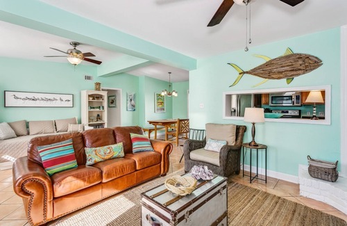 Villa Primera Casa | *Reduced Rates* Sunshine and Sand | Your Comfortable Waterfront House | Sandy Yard |Family Friendly