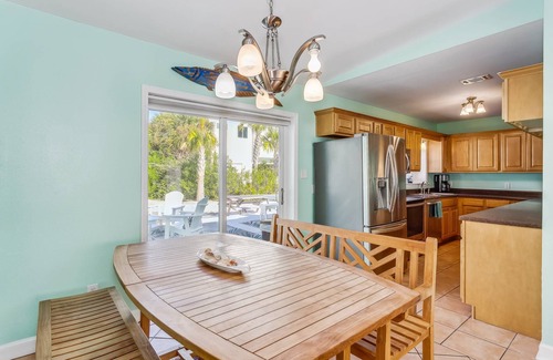 Villa Primera Casa | *Reduced Rates* Sunshine and Sand | Your Comfortable Waterfront House | Sandy Yard |Family Friendly