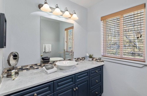 Mountain Village Condominio | Reduced Rates! Sleeps 8 - Year Round Easy Trail Access - Mountain Views - 2 Level End Unit - Garage