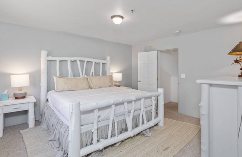 Mountain Village Condominio | Reduced Rates! Sleeps 8 - Year Round Easy Trail Access - Mountain Views - 2 Level End Unit - Garage
