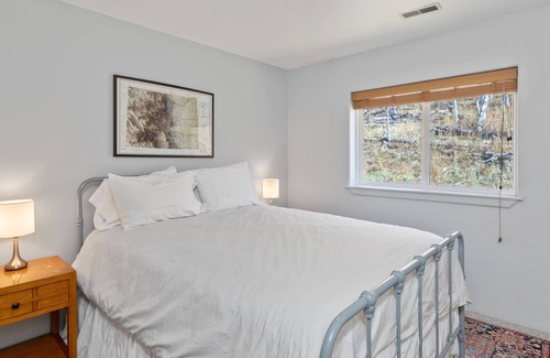 Mountain Village Condominio | Reduced Rates! Sleeps 8 - Year Round Easy Trail Access - Mountain Views - 2 Level End Unit - Garage