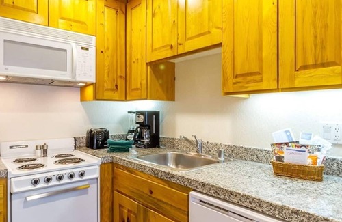 Olympic Valley Condominio | RedWolf Lodge, Squaw Valley: One Bedroom Condo