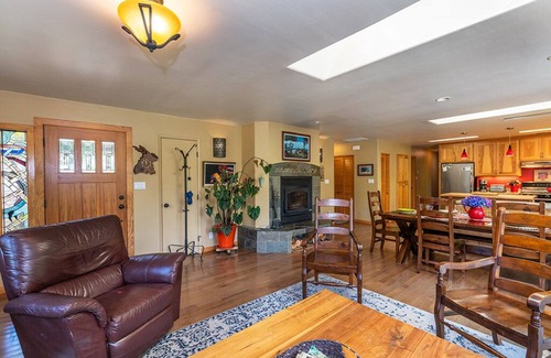 Trinidad Casa | Redwood Beach Retreat - Hot Tub, Walk to Beach, 3 King beds!