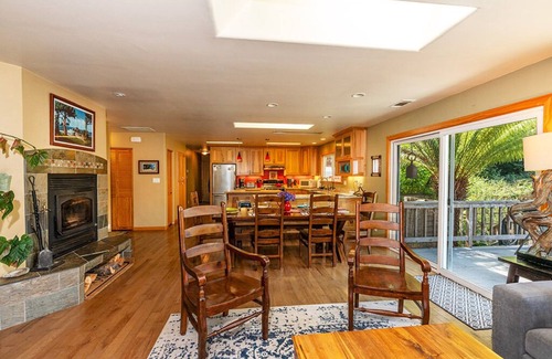 Trinidad Casa | Redwood Beach Retreat - Hot Tub, Walk to Beach, 3 King beds!