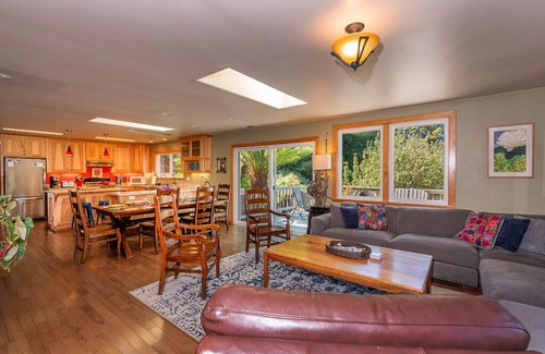 Trinidad Casa | Redwood Beach Retreat - Hot Tub, Walk to Beach, 3 King beds!