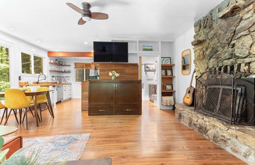 Rio Nido Cabina | Redwood Cabin w/ Hot Tub | Canyon View | Dogs OK
